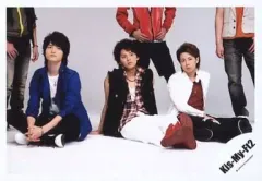 【中古】生写真(ジャニーズ) Kis-My-Ft2/玉森裕太・藤ヶ谷太輔・北山宏光/横型・全身・座り・玉森あぐら・後ろに人・目線右/公式生写真