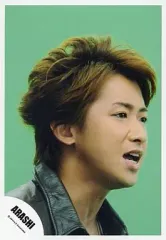 【中古】生写真(ジャニーズ) 嵐/大野智/顔アップ・衣装黒・右向き・口開け・背景緑/公式生写真