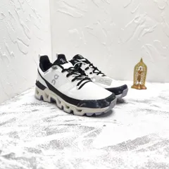 オン クラウドワンダー ウォータープルーフ On Cloudwander Waterproof ブラック ホワイト　スニーカー　男女兼用 未使用-MM輸入1