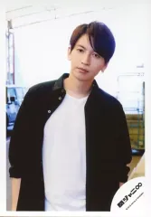 【中古】生写真(ジャニーズ) 関ジャニ∞/大倉忠義/上半身・衣装白・黒・両手下・首傾げ・口閉じ・野外/シングル「友よ」MVオフショット/公式生写真