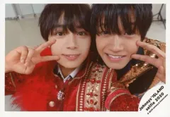 【中古】生写真(ジャニーズ) ジャニーズJr./大西流星・佐野晶哉/横型・バストアップ・衣装黒・赤・金・片手ピース・笑顔/Johnnys’ ISLAND セルフィー 2020/公式生写真