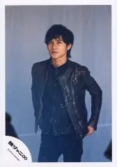 【中古】生写真(ジャニーズ) 関ジャニ∞/錦戸亮/膝上・衣装黒・左手ポケット・目線左・背景グレー/公式生写真