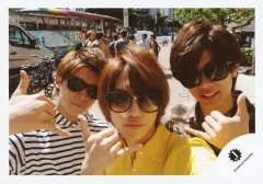 【中古】生写真(ジャニーズ) Mr.King vs Mr.Prince/岸優太・岩橋玄樹・神宮寺勇太/横型・バストアップ・衣装黄・白・茶・迷彩柄・サングラス・センター岩橋・指2本立て・野外/キンプリハワイ第一弾/公式生写真