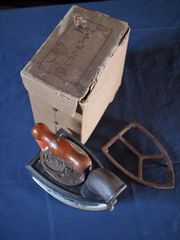 珍品昭和初期炭入れ式アイロン箱入り 古録展  送料無料　中古 品番H16232