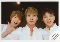 【中古】生写真(ジャニーズ) Travis Japan/松倉海斗・中村海人・宮近海斗/横型・バストアップ・衣装白・松倉右手親指立て・口開け・センター中村/「Ｊohnnys’ ISLAND セルフィー」/公式生写真(アイランドストア限定)