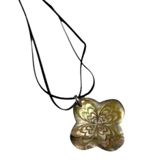 黒蝶貝 花モチーフ ペンダント ネックレス 本革2連紐 エスニック ナチュラルアクセサリー