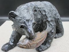 木製クマと魚の彫刻 - メルカリ