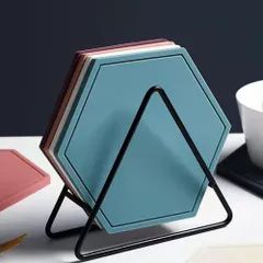 【人気商品】鉄製 三角 コースタースタンド 立体 コースター シェルフ コースターラック ホルダー ブラケット スタンド コースターホルダー 収納ホルダー 収納ラック キッチン用品 Mobestech 食器収納ラック デスクトップ（1個入・ブラック）