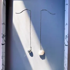 大ぶり ヴィンテージ 風 ハンドメイド ピアス シルバー メタル チェーン アメリカンピアス 変形 ホワイト 淡水パール シルバーボール チャーム