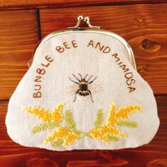 刺繍がま口ポーチ　マルハナバチとミモザ