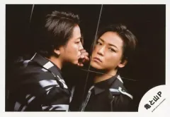 【中古】生写真(ジャニーズ) 亀と山P/亀梨和也/横型・バストアップ・衣装黒・後ろ向き・鏡・背景黒/「KAME ＆ YAMA-P Dome Tour 2020 SI」グッズオフショット/公式生写真
