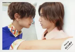 【中古】生写真(ジャニーズ) なにわ男子/道枝駿佑・高橋恭平/横型・バストアップ・衣装紫・ピンク・向き合い・道枝壁に寄りかかり・高橋右手壁/「ジャニーズJr.8・8祭り～東京ドームから始まる～」セルフィー/公式生写真