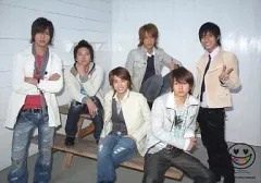 【中古】生写真(ジャニーズ) NEWS/集合(6人)/錦戸・山下立ち・山下腕組み・錦戸ピース・木のテーブル・背景白い壁/「NEWS CONCERT TOUR pacific 2007-2008」オリジナルフォトセット