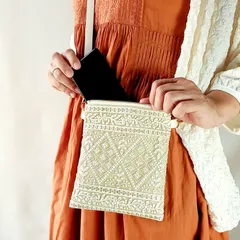 インド刺繍リボンと合成皮革のスマホショルダーバッグ　幾何学ボタニカル　アイボリー