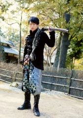 [중고] 원시 사진 (남성) BOYS AND MEN / 다나카 슌스케 / 전신 · 의상 블랙 · 하늘색 · 흰색 · 왼손검 · 인상 · 야외 / 영화 [사무라이 · 록] 생 사진