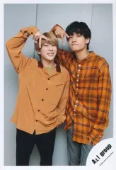 【中古】生写真(ジャニーズ) Aぇ! group/末澤誠也・佐野晶哉/膝上/「西からAぇ!風吹いてます!～おてんと様も見てくれてますねん LIVE2022～」グッズオフショット/公式生写真