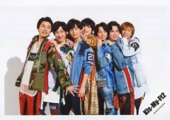 【中古】生写真(ジャニーズ) Kis-My-Ft2/集合(7人)/横型・膝上・衣装紺白赤カーキ・センター玉森・体左向き/アルバム「Yummy!!」ジャケ写撮影オフショット/公式生写真