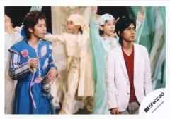 【中古】生写真(ジャニーズ) 関ジャニ∞/大倉忠義・錦戸亮/横型・大倉衣装青・錦戸スーツ白・バックダンサー・ロゴ「関ジャニ∞」/公式生写真