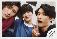 【中古】生写真(ジャニーズ) Snow Man/集合(3人)/横型・バストアップ・衣装赤・青・黒・向井右手ピース・深澤歯見せ/「ジャニーズJr.8・8祭り～東京ドームから始まる～」セルフィー/公式生写真
