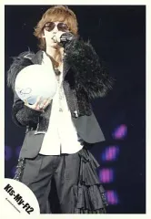 【中古】生写真(ジャニーズ) Kis-My-Ft2/藤ヶ谷太輔/ライブフォト・膝上・衣装黒白・右手ボール・左手マイク・背景黒/公式生写真