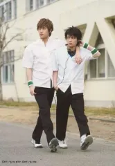 【中古】生写真(男性) 廣野凌大(財前光)・千田京平(忍足謙也)/全身・制服・歩き・キャラクタースクールツーショット・キャラクターショット/ミュージカル『テニスの王子様』TEAM Party SHITENHOJI