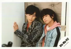 【中古】生写真(ジャニーズ) Kis-My-Ft2/北山宏光・藤ヶ谷太輔/横型・バストアップ・衣装黒水色ピンク・藤ケ谷左手壁/18初夏 コンサートパンフ＆グッズ撮影オフショット