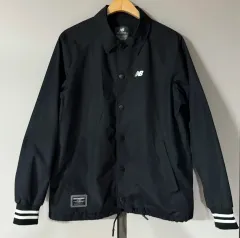 New Balance(ニューバランス) 黒 ホワイトロゴ スナップボタン ウインドブレーカー 襟付き コーチジャケット