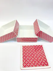 【新品】紅小花　三段重　お重　重箱　陶磁器製　赤　かわいいお重箱　お正月　正月　ピクニック　遠足　運動会　持ち寄り　パーティー　持ち寄りおかず　入れ物　蓋物　お弁当　お弁当箱　昭和レトロ