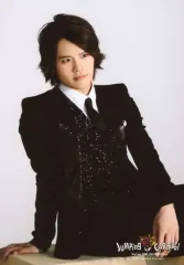 【中古】生写真(ジャニーズ) Hey! Say! JUMP/岡本圭人/膝上・座り・衣装黒・白・ネクタイ・右向き/「Hey! Say! JUMP LIVE TOUR 2015 JUMPing CARnival」オリジナルフォト