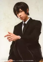 【中古】生写真(男性) 岸本勇太(雲雀恭弥)/膝上・座り・衣装黒・白・足組み・背景ベージュ・キャラクターショット/「『家庭教師ヒットマンREBORN!』the STAGE」ブロマイド(個人セット)