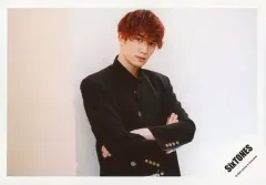 【中古】生写真(ジャニーズ) SixTONES/ジェシー/横型・上半身・衣装黒・腕組み・首傾げ・右向き・背景白/「アクリルスタンドII」オフショット/公式生写真