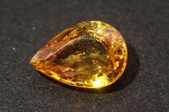 天然イエローサファイア ルース 0.60ct 約6mm×4mm