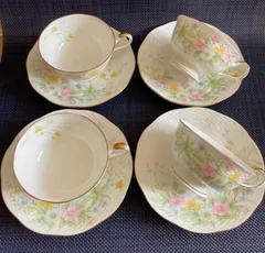 NARUMI ボーンチャイナ　カップ&ソーサー　４客