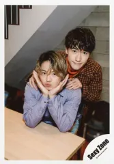 【中古】生写真(ジャニーズ) Sexy Zone/菊池風磨・マリウス葉/上半身・衣装紫・茶色・菊池座り・両手顎・口すぼめ/「Sexy Zone LIVE TOUR 2019 PAGES」グッズオフショット/公式生写真 