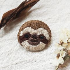 のほほ～ん◌ミユビナマケモノ◌ ブローチ 刺繍ブローチ ナマケモノ