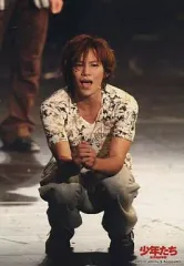 【中古】生写真(ジャニーズ) Kis-My-Ft2/千賀健永/全身・舞台・衣装白、グレー・しゃがみ・少年たち 格子無き牢獄/公式生写真