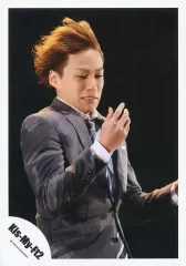 【中古】生写真(ジャニーズ) Kis-My-Ft2/千賀健永/上半身・衣装グレー・白・スーツ・ネクタイ・右向き・右手上げ・背景黒/舞祭組「道しるべ」PV＆ジャケ写撮影/公式生写真