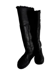 ●UGG　アグ　スエードムートンロングブーツ/mo-A-215-6131-1.4/高級/正規品/本物/シープスキン/ふわふわ/ムートン/保温性/快適/履き心地 ファー付きのレザーロングブーツ、サイドボタンデザイン。