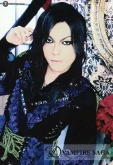 【中古】生写真(男性) D/HIDE-ZOU/上半身・衣装黒・紫・右手上げ/CD「VAMPIRE SAGA」自主盤倶楽部特典アーティストフォト