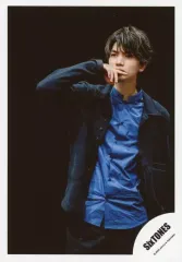 【中古】生写真(ジャニーズ) SixTONES/高地優吾/膝上・衣装黒.青・右手口・左手下・背景黒/シングル「NAVIGATOR」MV＆ジャケ写オフショット/公式生写真