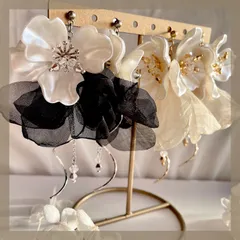 ブライダル大人気♡ パールフラワー×シフォンレース 大ぶり ハンドメイドピアス イヤリング 結婚式 ウェディング 金属アレルギー対応 ステンレス 24金コーティング ゴールド シルバー オフホワイト ブラック 華やか ドレス