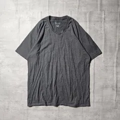 『 Champion / チャンピオン 』 Vネックロゴ刺繍Tシャツ / Lサイズ / チャコールグレー色 深みのある濃いめなグレーカラー 落ち着いた印象 コットン60%、ポリエステル40%の混合素材 肌触りが良く快適な着心地 胸元には同色でブランドロゴが刺繍