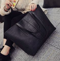 トートバッグ　トート　肩掛け　ショルダーバッグ　ショルダー　フェイクレザー　ブラックバッグ　黒鞄　大容量かばん　シンプルバッグ　レディース