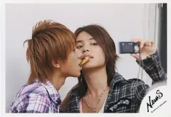 【中古】生写真(ジャニーズ) NEWS/小山慶一郎・手越祐也/横型・バストアップ・手越口にポテトチップス咥え・小山顔近づけ・左手デジタルカメラ・背景白/公式生写真