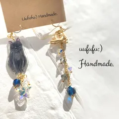 おすまし黒猫さんと　スワロフスキーのお星様の　アシンメトリーピアス