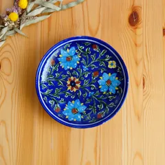 陶器飾り皿　インド　ブルーポタリー　中サイズ　青地に水色と赤の花弁