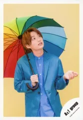 【中古】生写真(ジャニーズ) Aぇ! group/福本大晴/膝上・衣装青・右手傘・左手上げ・背景ベージュ/Greeting Photo ～Rainy Season～/公式生写真