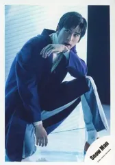 【中古】生写真(ジャニーズ) Snow Man/目黒蓮/しゃがみ/シングル「Grandeur」MV＆ジャケ写オフショット/公式生写真