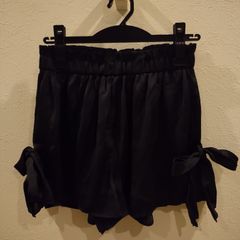 黒のショートパンツ