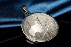 アルタイ隕石(メテオライト) 25mm コイン シルバーコーティング ペンダントトップ 1個売り パワーストーン 天然石 _PRG2189